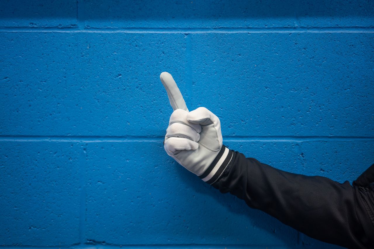 pull hand signal with finger pointing up